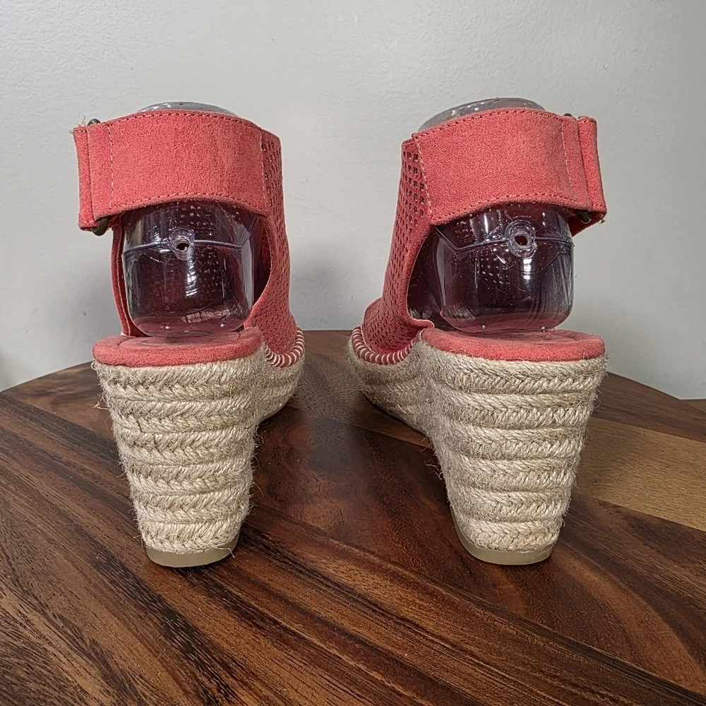 Daisy Fuentes Rory Coral Wedge Sandals Size 9 Faux Suede Espadrilles
